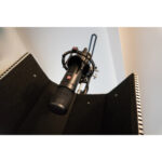 sE Electronics sE2200 Large-Diaphragm Cardioid Condenser Microphone with Isolation Pack (Black) - Image 5